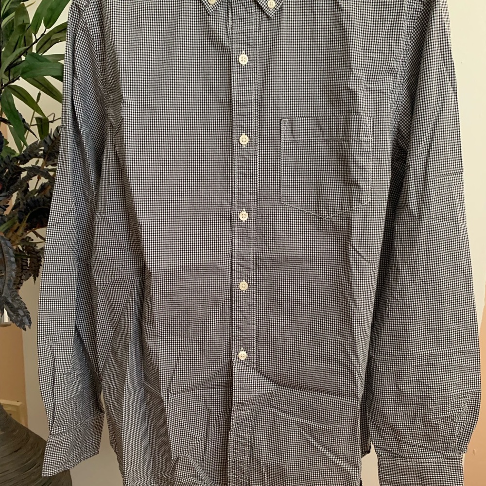 Old Navy Men’s Black and White Gingham Button Down Shirt - Picture 8 of 8